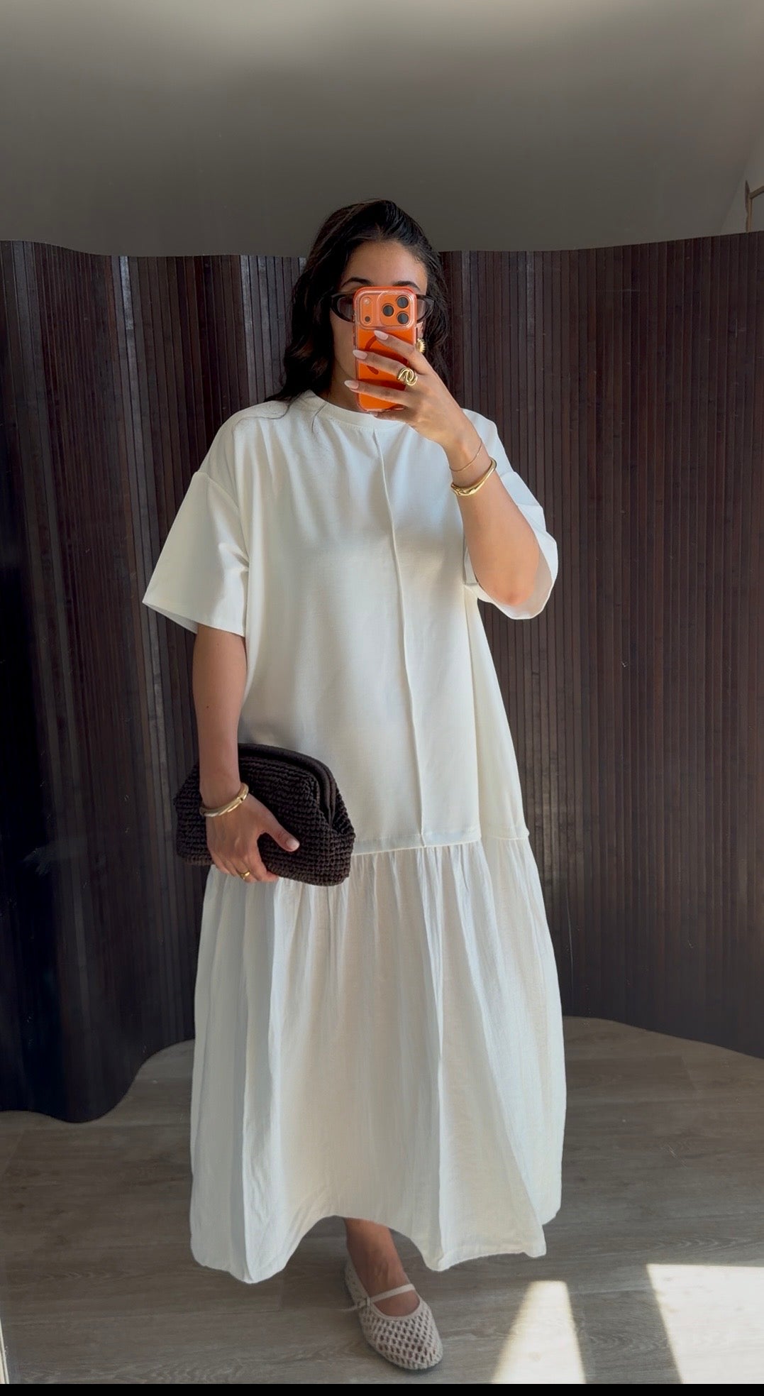 WEISSES LANGES T-SHIRT-KLEID MIT SCHLITZ